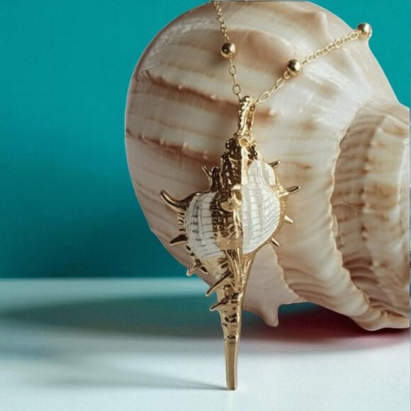 Elegant Gold Shell Pendant Necklace - Picture 3 of 7